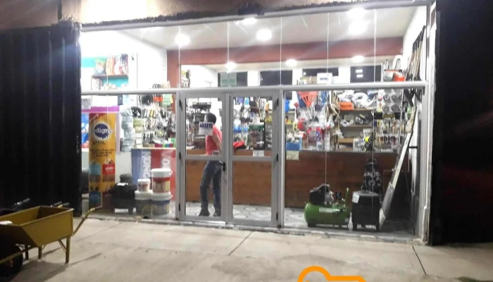 Ferreteria Y Forrajeria La Esquina Del Uocra - C 1